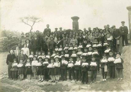 昭和15年ころの写真。現在も有る門柱が写っている。