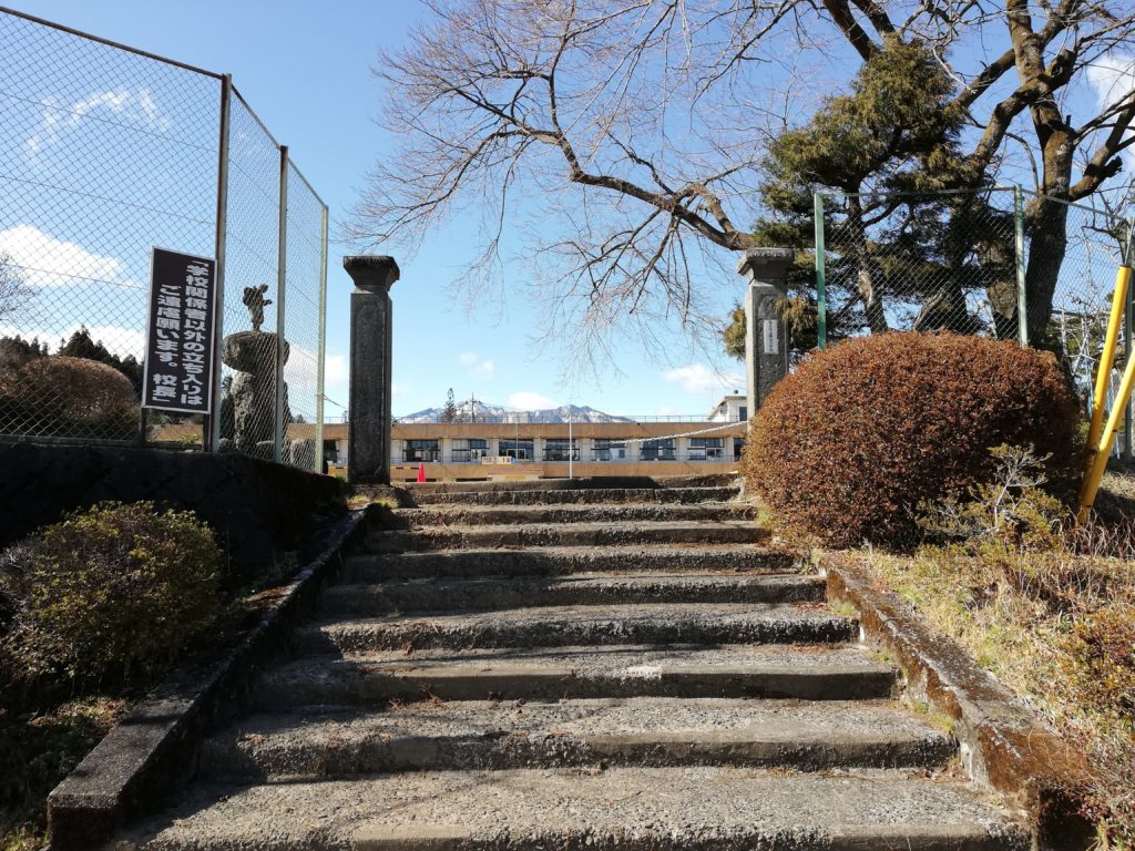 野口小学校の正門