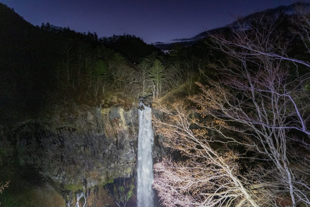 ライトアップされた冬の華厳の滝