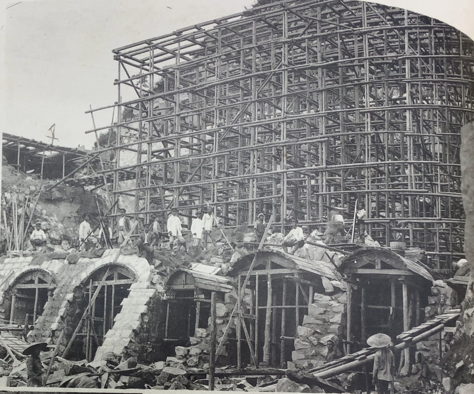 建設中の黒部堰堤（鬼怒川水力電気株式会社工事中写真帖）