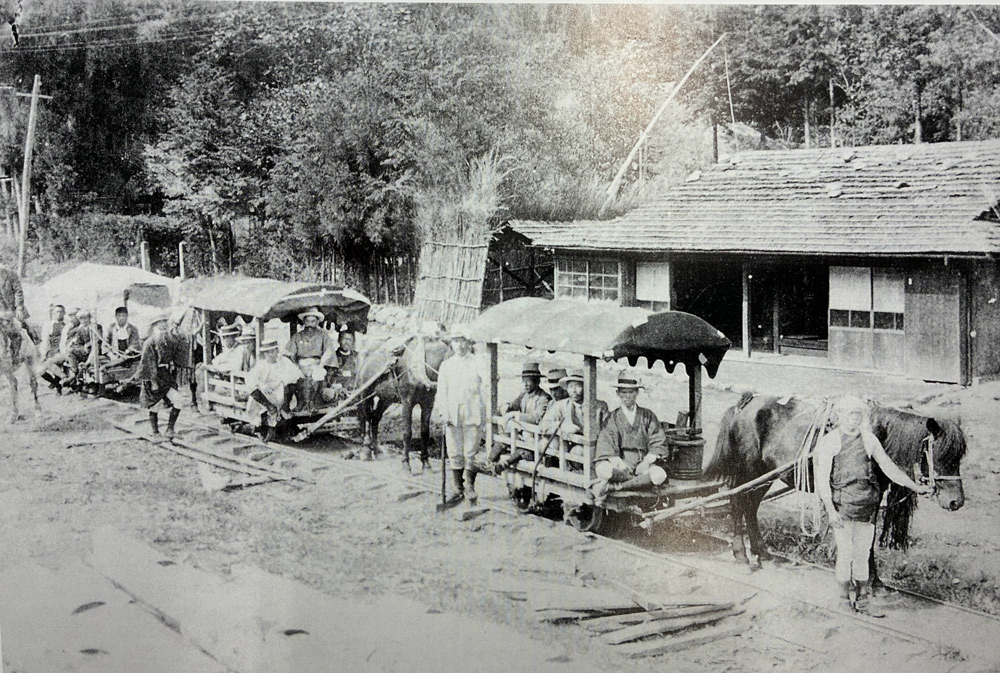 下滝発電所を訪れる視察団