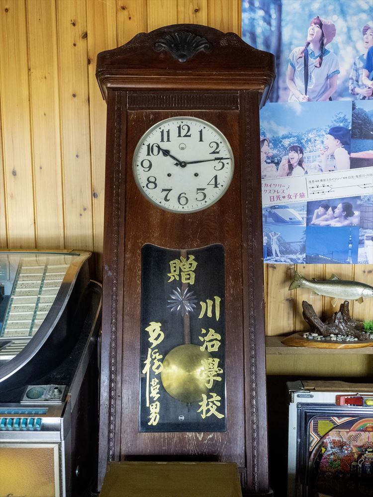 川治学校に贈られた柱時計
