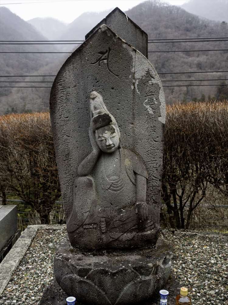 高原新田宿の十九夜塔（如意輪観音像）