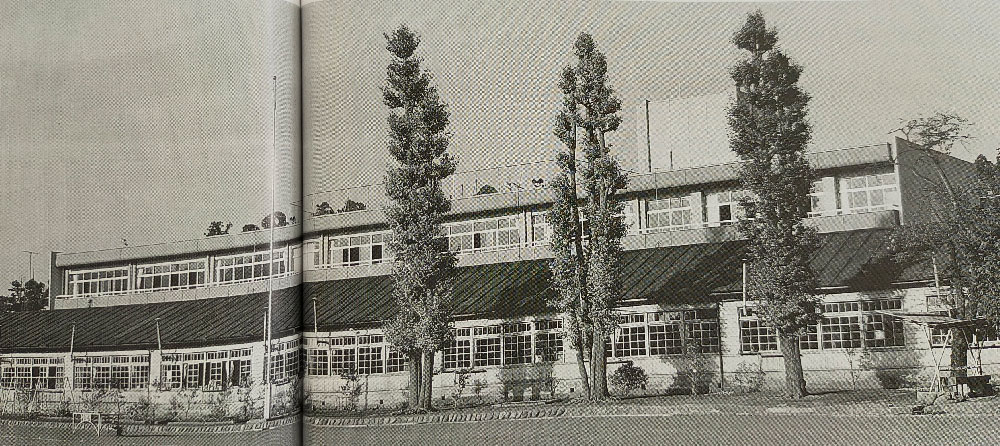 取り壊される前の今市女子高等学校校舎と新築された今市小学校