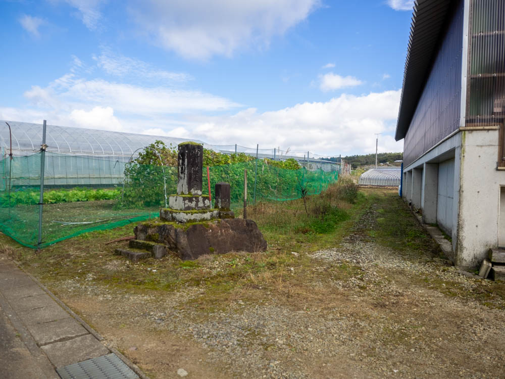 宝永四年銘道標(宝永4年1707)、西国供養塔道標(文化2年1805)