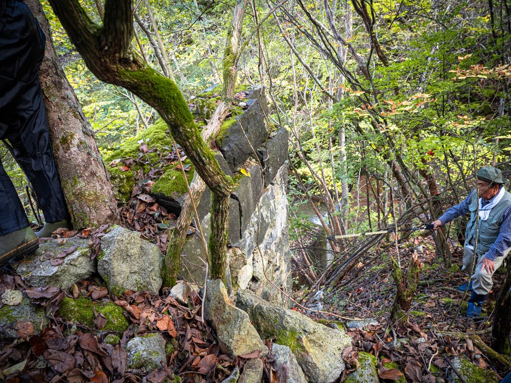 山神坑の入口から対岸を見る