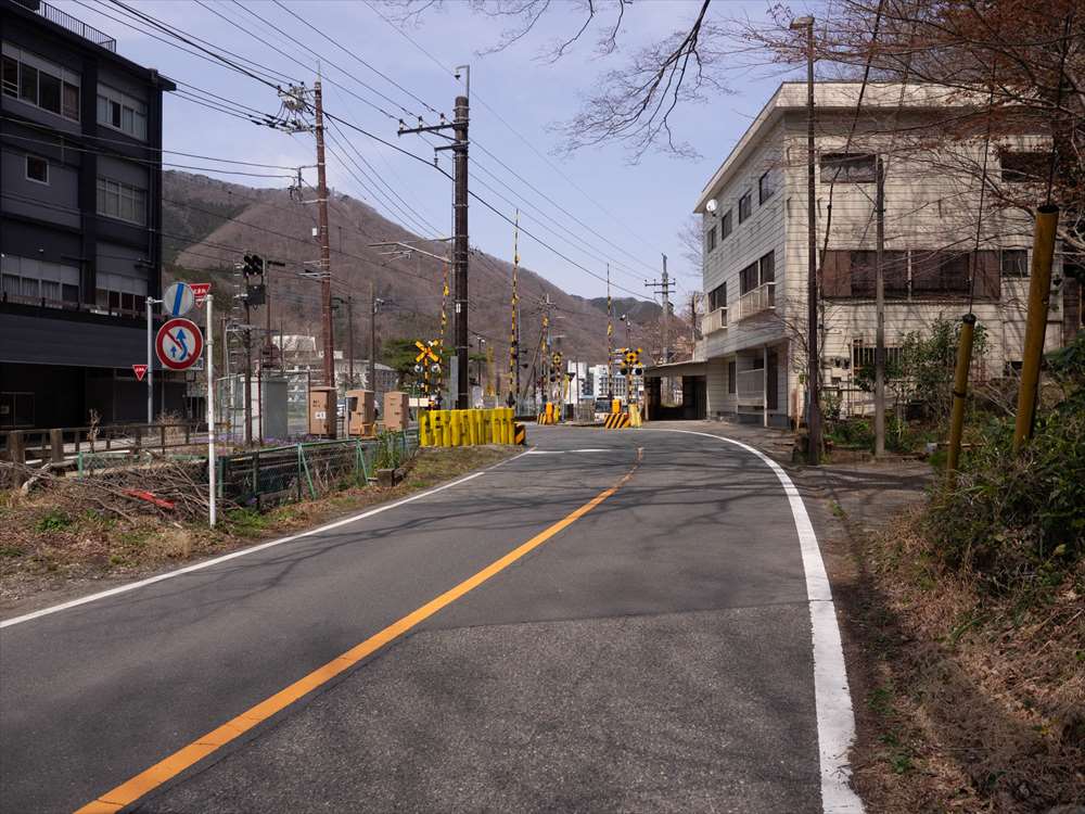 大原の北の境界。踏切より先は藤原となる。