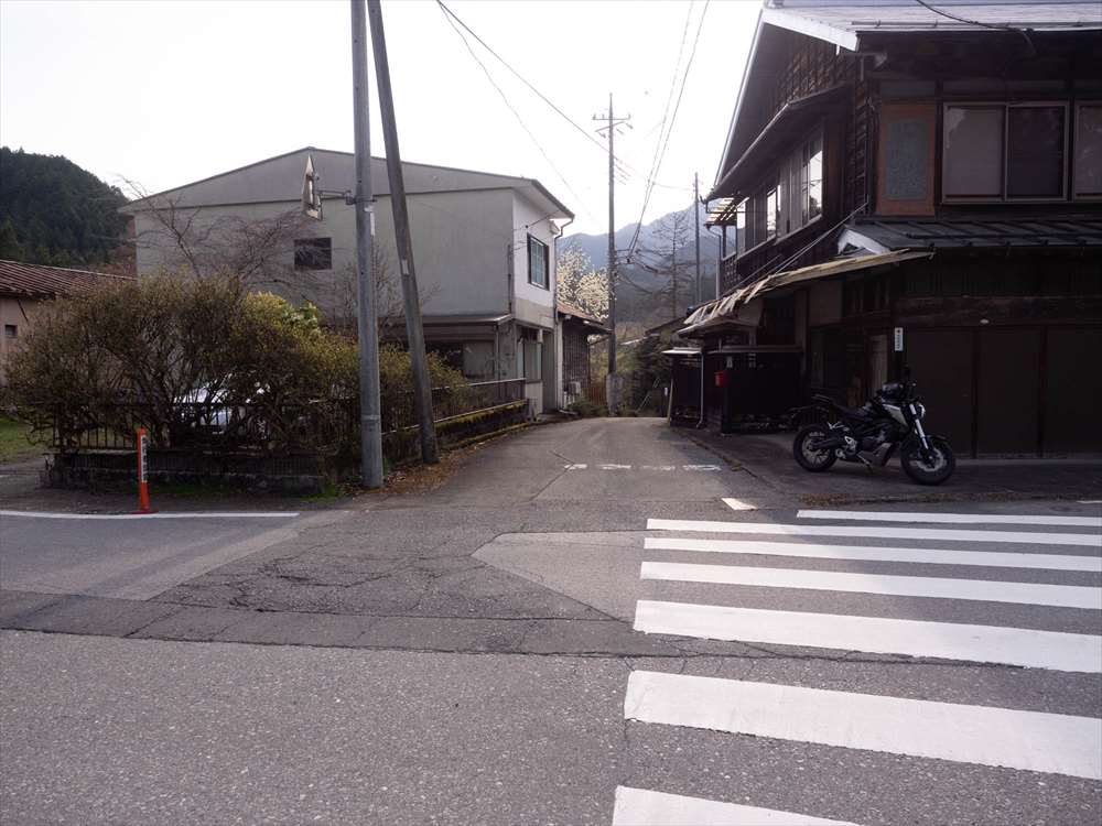 古峰ヶ原方面に向かう旧道。黒川神社の前。